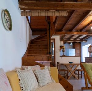 salon z kanapą i schodami w obiekcie Stone House in Lafkos Pelion w mieście Lafkos