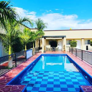 ein Bild von einem Swimmingpool bei einem Haus in der Unterkunft HOTEL VICTORIA in Ciudad Constitución