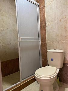 Ένα μπάνιο στο Apartamentos The Harbor Cali 302 +4 φωτογραφίες