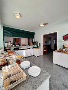 uma cozinha com alguma comida num balcão num quarto em Hotel Odyssion em Vasiliki