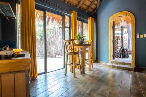 una cucina con tende gialle, tavolo e sedie di hippomoon lodge game reserve a Hoedspruit
