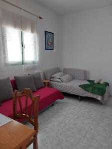 sala de estar con sofá y mesa en Casa Antonia Reyes, a la sombra de Famara, en Muñique
