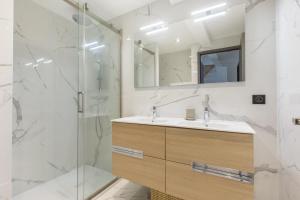 Kúpeľňa v ubytovaní Appartement spacieux et moderne 4 chambres à 5mn à pieds République + 13 fotografií