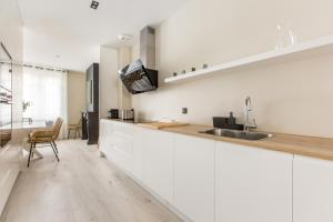 Kuchyňa alebo kuchynka v ubytovaní Appartement spacieux et moderne 4 chambres à 5mn à pieds République