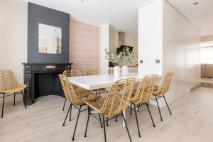 Posedenie v ubytovaní Appartement spacieux et moderne 4 chambres à 5mn à pieds République