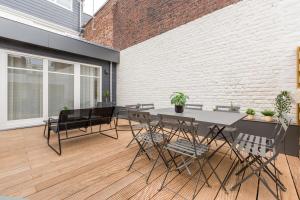Patio alebo iná vonkajšia časť ubytovania Appartement spacieux et moderne 4 chambres à 5mn à pieds République