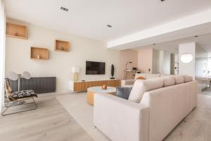 Televízia a/alebo spoločenská miestnosť v ubytovaní Appartement spacieux et moderne 4 chambres à 5mn à pieds République