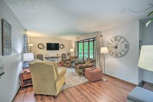 una sala de estar con un reloj grande en la pared en Indiana Countryside Retreat on 37-Acre Land! en Michigan City