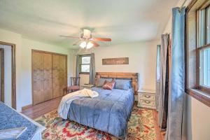 1 dormitorio con 1 cama y ventilador de techo en Indiana Countryside Retreat on 37-Acre Land!, en Michigan City