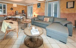 ein Wohnzimmer mit einem Sofa und einem Tisch in der Unterkunft 4 Bedroom Amazing Home In Mazan in Mazan