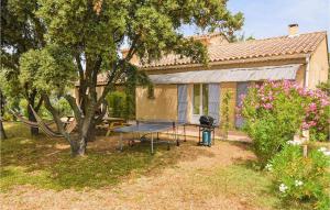 マザンにあるStunning Home In Mazanの家の前の卓球台