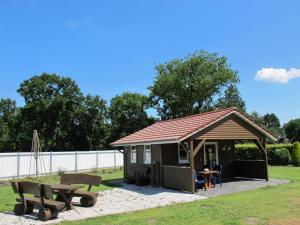 cenador con mesa y mesa de picnic en Ferienhaus INGE MOOR203 en Südbrookmerland