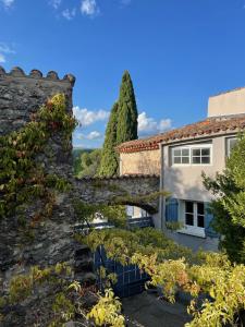 widok na dom z ogrodu w obiekcie La Parenthèse du Var - Gîte avec grande terrasse vue sur piscine w mieście Saint Antonin du Var