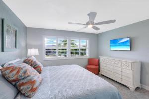 Voodi või voodid majutusasutuse Inland condo with pool, spa, tennis and steps to beach toas +35 fotot