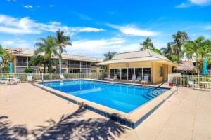 Bassein majutusasutuses Inland condo with pool, spa, tennis and steps to beach või selle lähedal