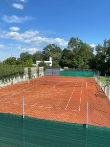 Tenis a/nebo squash v ubytování VILA ARCA - tenis, pool, aircodition nebo okolí