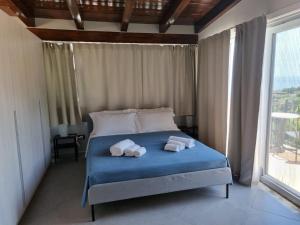 a bedroom with a bed with towels on it at Villa Glamour in Taormina