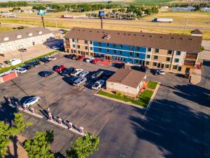 una vista aérea de un edificio con aparcamiento en South Platte Cabins & Kennels, en Ogallala