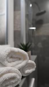 een stapel handdoeken op een aanrecht in een badkamer bij Apartmani Tripalo in Imotski