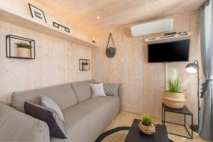 sala de estar con sofá y TV en Luxury Home Buqez No 18 en Drage