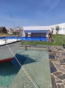 een boot in het water voor een huis bij Monte do Carmo in Encarnação