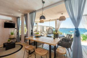 ein Esszimmer mit einem Tisch, Stühlen und Meerblick in der Unterkunft Luxury Home Buqez No 18 in Drage