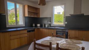 Η κουζίνα ή μικρή κουζίνα στο Maison sur le golfe du Morbihan vue mer