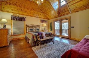 1 dormitorio con cama y techo de madera en Cozy Creekfront Family Cabin-Pet Friendly -GameRm-Hot Tub en Hiawassee
