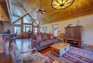 O zonă de relaxare la Cozy Creekfront Family Cabin-Pet Friendly -GameRm-Hot Tub