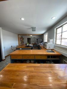 uma cozinha com um balcão de madeira e um lavatório em The Abbey em Leadville