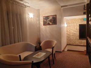 a living room with a table and chairs at Vila Tisa in Tismana