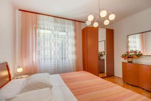 Posteľ alebo postele v izbe v ubytovaní Apartman Mirjana 1
