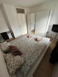 ein großes Bett mit zwei auf ihm liegenden Personen in der Unterkunft Apartma Bohinj in Bohinj
