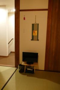 Televízia a/alebo spoločenská miestnosť v ubytovaní 東山の宿 藤屋
