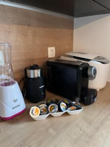 eine Küche mit einem Mixer und Tassen Cupcakes in der Unterkunft Apartma Bohinj in Bohinj