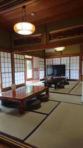 sala de estar con mesa y piano en Kuonsou - Vacation STAY 90948v, en Iwada