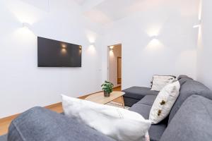 Televízia a/alebo spoločenská miestnosť v ubytovaní Exclusivo Dúplex Dos Aceras