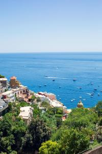 widok na miasto z łodziami w wodzie w obiekcie Estate4home - Medusa Positano w mieście Positano
