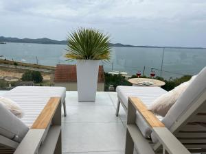 un patio con 2 sillas y una maceta en Villa Zadar Superior, en Zadar