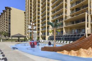 un parc aquatique en face d'un grand bâtiment dans l'établissement Phoenix 5 Unit 506, à Orange Beach