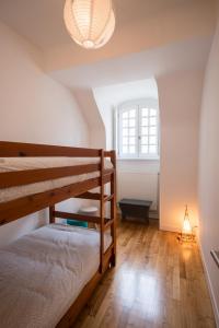 - une chambre avec des lits superposés et une fenêtre dans l'établissement Appartement 4 chambres vue mer Intra-Muros, parking inclus, à Saint-Malo