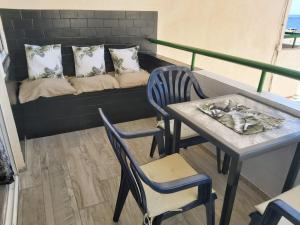 una mesa y sillas en una habitación con sofá en Apartamentos Costamar, en Arona