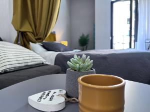 Una mesa de café con una taza y un cactus encima. en STUDIO near the Round garden, en Tiflis