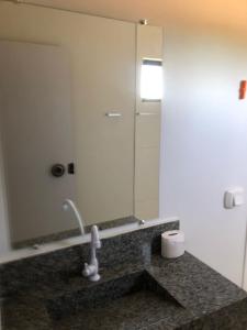 y baño con lavabo y espejo. en Pousada Amanhecer no Jalapão en São Félix do Tocantins