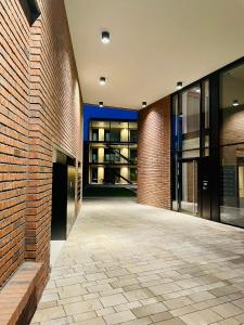 un corridoio vuoto di un edificio con muro di mattoni di CAMPUS CARRÉE - Modernes und zentrales Apartment in Kassel a Kassel