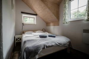 Tempat tidur dalam kamar di Zielone Wzgórze