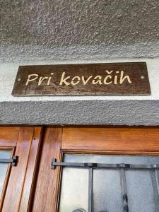 a sign above a door with the word pat kovacilli at Pri kovačih, Istra autentica 