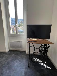 Televízia a/alebo spoločenská miestnosť v ubytovaní Appart " la rue des roues", à Fontaine-de-Vaucluse
