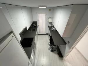 an overhead view of a kitchen with white cabinets at Precioso apartamento con ubicación perfecta en playa Islantilla in Islantilla