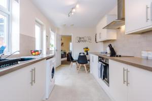 A kitchen or kitchenette at Modern apartment in Crewe by 53 Degrees Property, ideal for long-term Business & Contractors - Sleeps 4